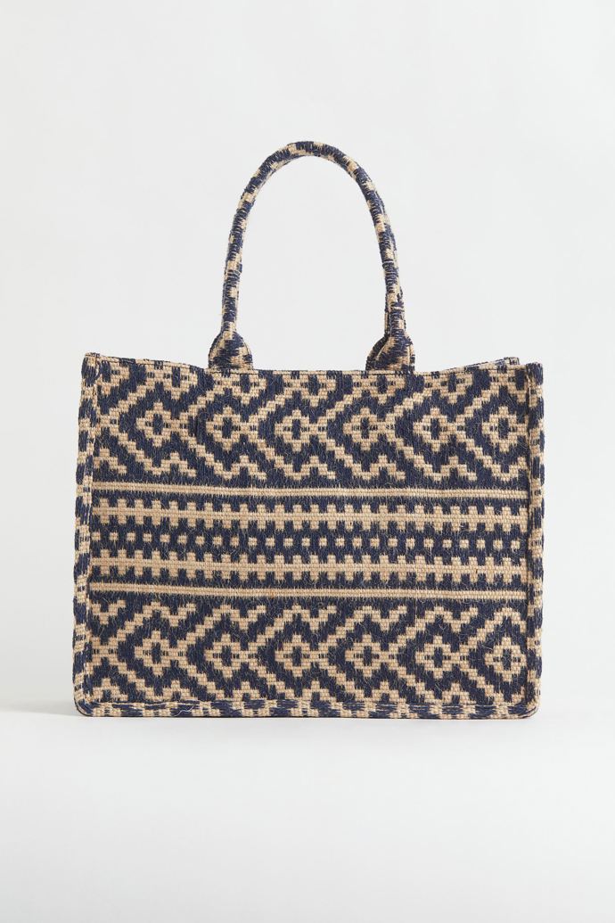 Tmavomodrá žakárově tkaná kabelka. H&M, 899 Kč