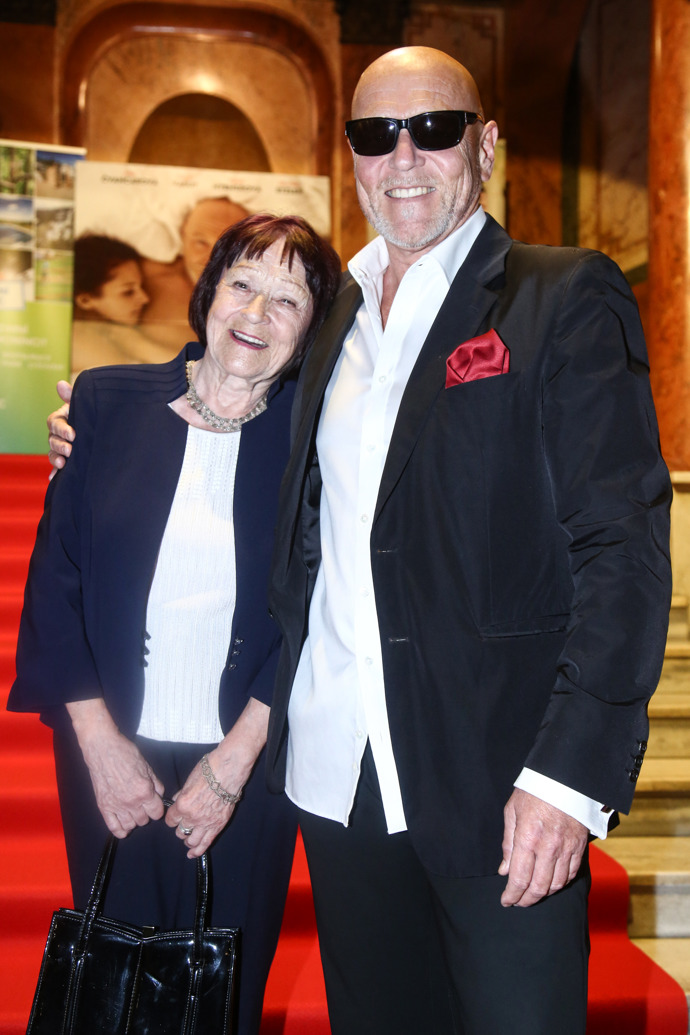 Marek Vašut pózuje se svou maminkou.