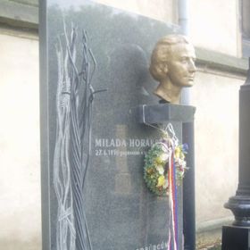 "Dlouhou nesvobodu už by mé srdce nevydrželo. Takto se rozletím, zase do polí a luk, strání a k rybníkům, na hory i v nížiny. Budu zase nespoutaná. A ten klid a mír," řekla Milada Horáková tři hodiny před popravou.