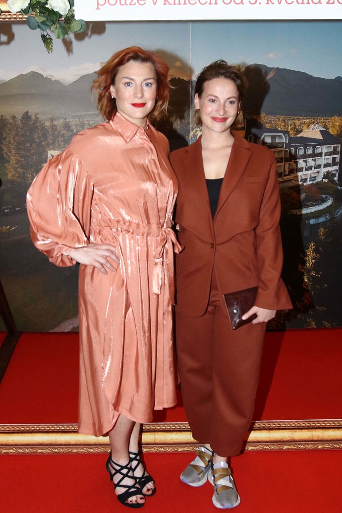 Lenka Krobotová a Anna Fialová na premiéře barevně ladily.