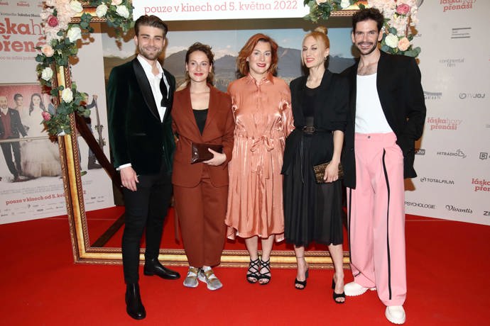 Herecké obsazení filmu Láska hory přenáší. Zleva Marek Lambora, Anna Fialová, Lenka Krobotová, Natalia Germani a Noël Czuczor.