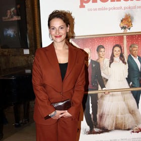 Herečka Anna Fialová oblékla kalhotový kostým.