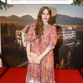 Herečka Petra Nesvačilová zvolila na premiéru šaty od Kláry Nademlýnské.