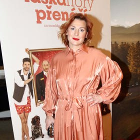 Herečka Lenka Krobotová zvolila košilové šaty.