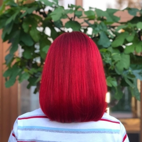 V roce 2023 se budou nosit všechny odstíny červené, které se budou shodovat i s barvou roku Viva Magenta. Dokonalou červenou vám udělají v salonu Michal Zapoměl.