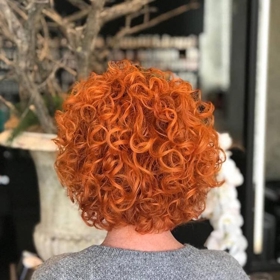 Ženám okolo padesátky sluší téměř všechny účesy. Tedy především všechny ty, ve kterých se samy cítí krásné. 