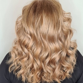 Ženám okolo padesátky sluší téměř všechny účesy. Tedy především všechny ty, ve kterých se samy cítí krásné. 