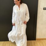 Šéfredaktorka Markéta ve vzdušných bílých maxi šatech s dlouhým rukávem. PIETRO FILIPI, Fashion Arena Prague Outlet, 4990 Kč