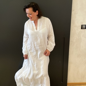 Šéfredaktorka Markéta ve vzdušných bílých maxi šatech s dlouhým rukávem. PIETRO FILIPI, Fashion Arena Prague Outlet, 4990 Kč