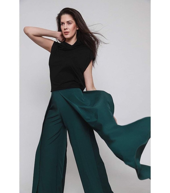 Černý top a elegantní zelená kalhotová sukně Anetě Vignerové sluší. Kalhotová sukně prodlužuje nohy a její střih bude lichotit i dámám, které nemají postavu modelky.