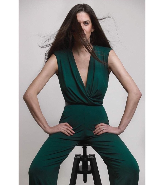 Lahvově zelený dámský overal pro změnu předvádí modelka Aneta Vignerová.