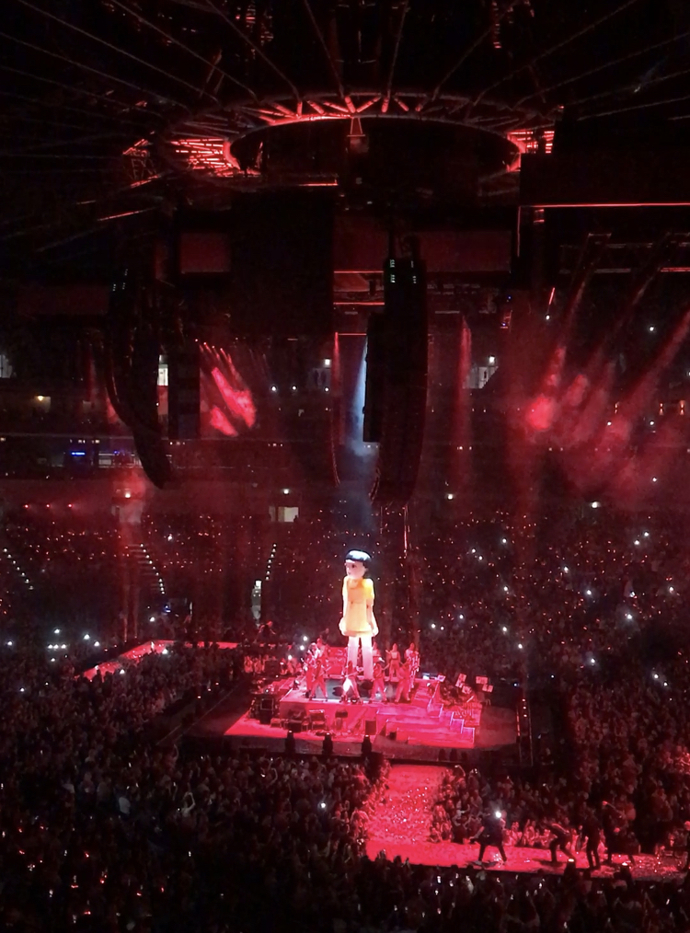 Fanoušci navíc nemuseli mít strach, že nestihnou metro nebo vlak - vše s nimi Leoš Mareš po sociálních sítích konzultoval.