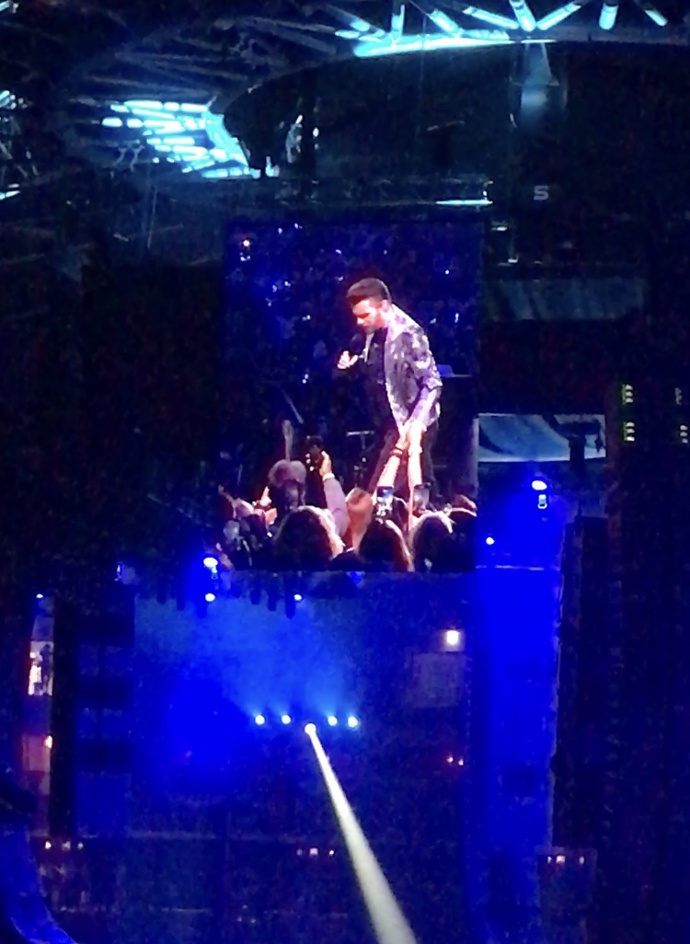 Zážitek z toho měly především jeho fanynky. Jednu z nich odměnil polibkem.