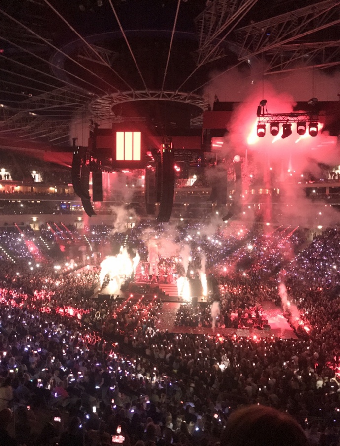 Leoš Mareš se během koncertu pořádně naběhal.