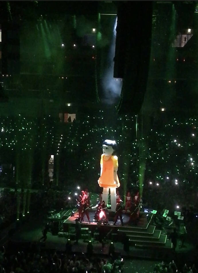 Show byla plná nákladných dekorací, jedna ze scén byla inspirovaná polulárním seriálem Squit Game.