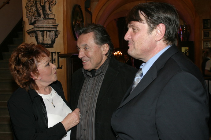 Herečka Jiřina Bohdalová také začínala jako učitelka, a to v Ostravě, kde působila celkem tři roky. Karel Gott (na snímku uprostřed) se zase původně vyučil elektrikářem.