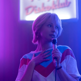 Iveta: Iveta Bartošová (Anna Fialová) se chce stát slavnou. Touží prorazit v hudební branži a zpívat s Karlem Gottem.