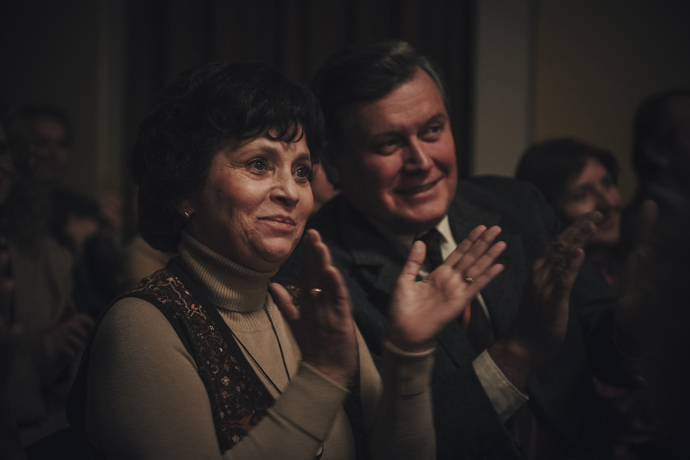 V rolích rodičů Ivety Bartošové excelují Alena Mihulová a Miroslav Hanuš.