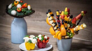 Originální dárek pro maminku: Vyrobte si s dětmi ovocný a zeleninový pugét
