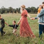 VÝCHOVA DĚTÍ: Rybí mamky se na svět umějí dívat očima dítěte. Opouštějí snadno rodičovskou roli a dokonale se sžijí se svou ratolestí. Společně objevují svět a radují se z maličkostÍ. Někdy mají problém vrátit se do reality a neunášet své děti jen na pohádkovém koberci do říše snů. Život totiž občas může přinést pěkně tvrdá přistání.