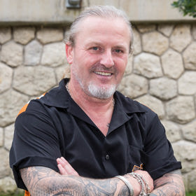 Frontman skupiny Kabát Josef Vojtek oslaví 57. narozeniny 21. června.