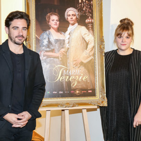 Stefanie Reinsperger se v roli Marie Terezie objevila po boku Vojtěcha Kotka. Čendu si velmi oblíbila a během příprav na natáčení to byl její vítaný společník.
