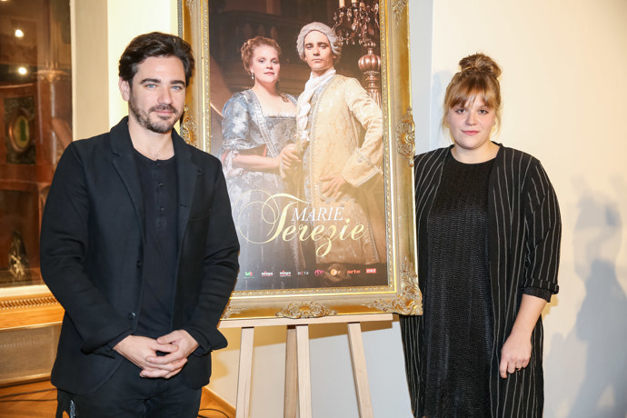 Stefanie Reinsperger se v roli Marie Terezie objevila po boku Vojtěcha Kotka. Čendu si velmi oblíbila a během příprav na natáčení to byl její vítaný společník.
