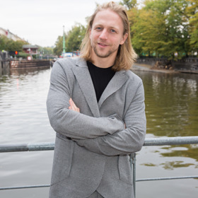 Také písničkář Tomáš Klus sází ve své image na pomněnkově modré oči. Nejedna fanynka se v nich ztratila.   