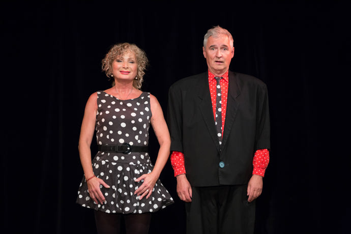 A exceluje také na divadelních prknech.