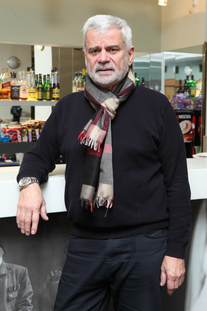 Za jeho image elegána mohou také prošedivělé vlasy a chování gentlemana.