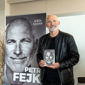 Petr Fejk vydal knihu plnou vzpomínek, která se jmenuje Jak se dělá zoo. K dostání je pouze na e-shopu www.petrfejk.cz.