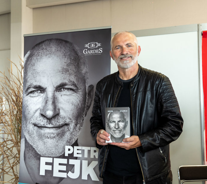 Petr Fejk vydal knihu plnou vzpomínek, která se jmenuje Jak se dělá zoo. K dostání je pouze na e-shopu www.petrfejk.cz.