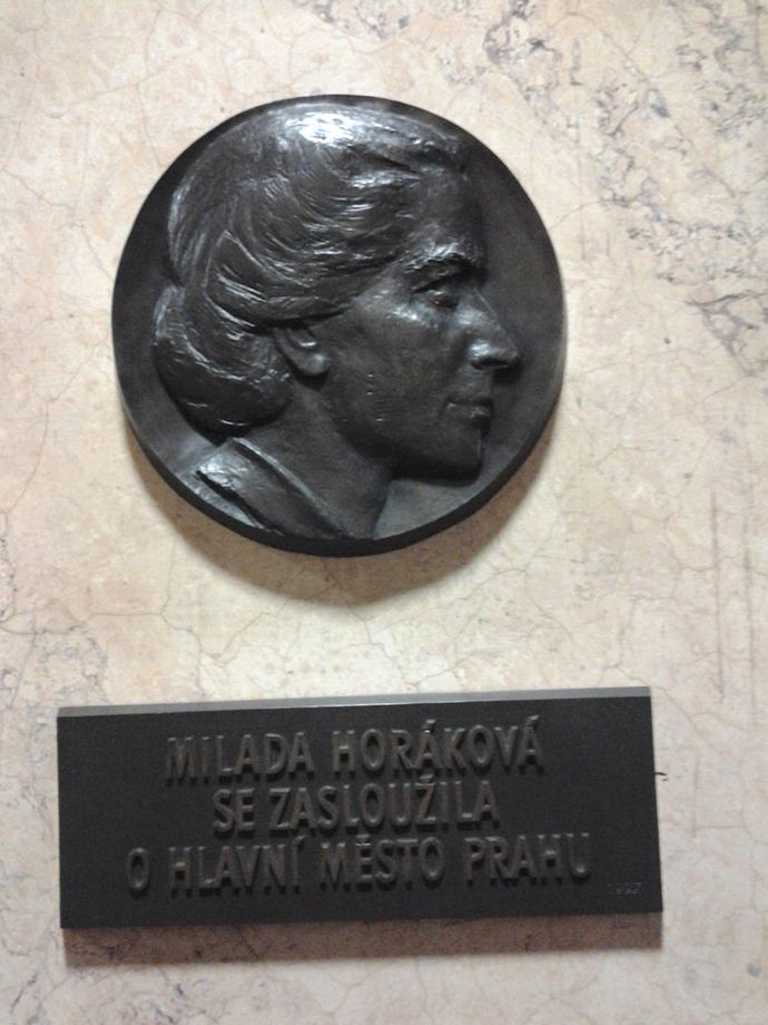 "Nelitujte mne. Žila jsem plný, opravdový život, který nestál, nezahníval, ale prudce tekl a vířil. Někdy mne otloukal a já poznala jeho tvrdost i těžkosti, jindy zas hladil a smál se sluncem. Byl to prostě skutečný život, a já jsem zaň Bohu neskonale vděčná," napsala Milada Horáková v jednom z posledních dopisů před popravou.