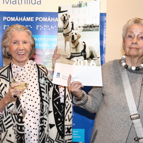 Meda Mládková na křtu kalendáře nadačního fondu Mathilda pro vodící psy v Muzeu Kampa.