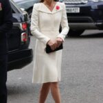 Kate Middleton v elegantním bílém kabátku, který zkombinovala s černými semišovými lodičkami. Gianvito Rossi, v přepočtu 16 017 Kč. 