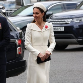 Kate Middleton v elegantním bílém kabátku, který zkombinovala s černými semišovými lodičkami. Gianvito Rossi, v přepočtu 16 017 Kč. 