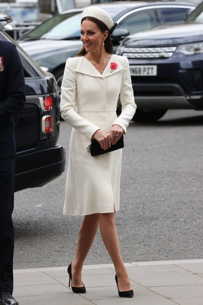 Kate Middleton v elegantním bílém kabátku, který zkombinovala s černými semišovými lodičkami. Gianvito Rossi, v přepočtu 16 017 Kč. 