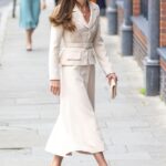 Kate Middleton v elegantních bílých lodičkách. Gianvito Rossi, v přepočtu 13 288 Kč.