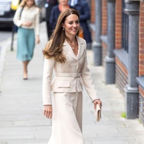 Kate Middleton v elegantních bílých lodičkách. Gianvito Rossi, v přepočtu 13 288 Kč.