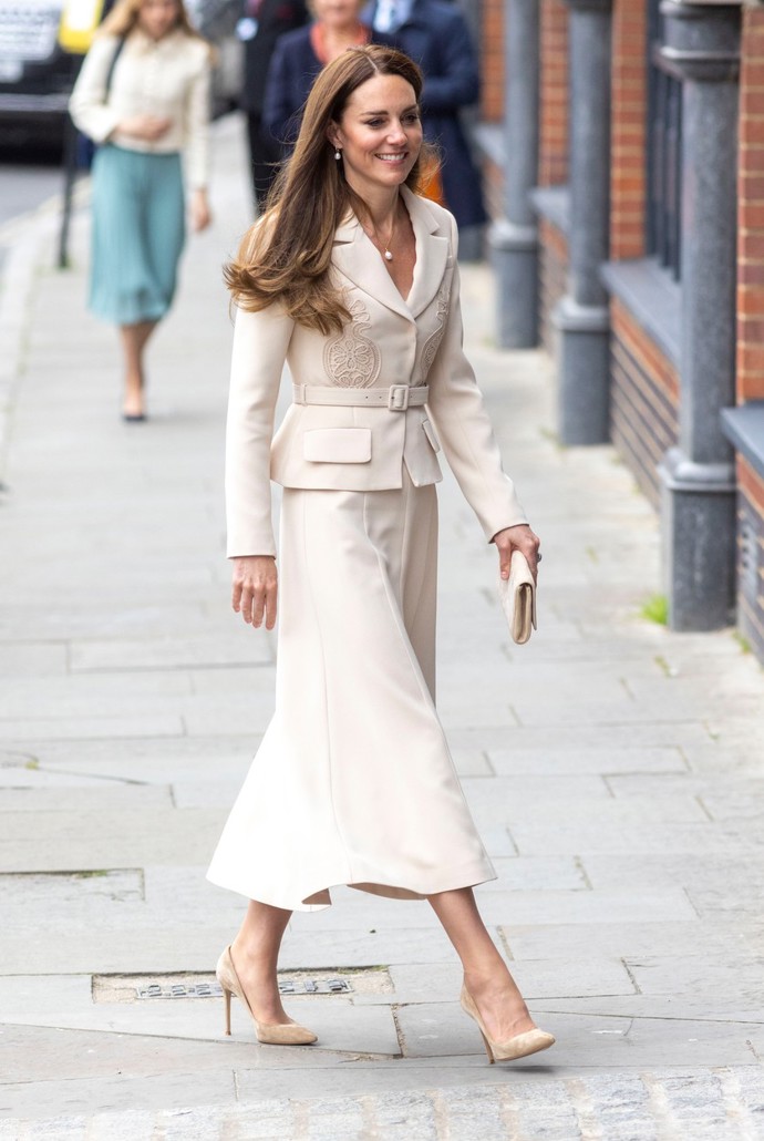 Kate Middleton v elegantních bílých lodičkách. Gianvito Rossi, v přepočtu 13 288 Kč.