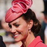 Kate Middleton v elegantních náušnicích KIKI McDonough Cushion Drop z bílého zlata s diamanty a bílým topazem v přepočtu za zhruba 40 000 Kč.