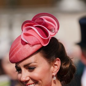 Kate Middleton v elegantních náušnicích KIKI McDonough Cushion Drop z bílého zlata s diamanty a bílým topazem v přepočtu za zhruba 40 000 Kč.