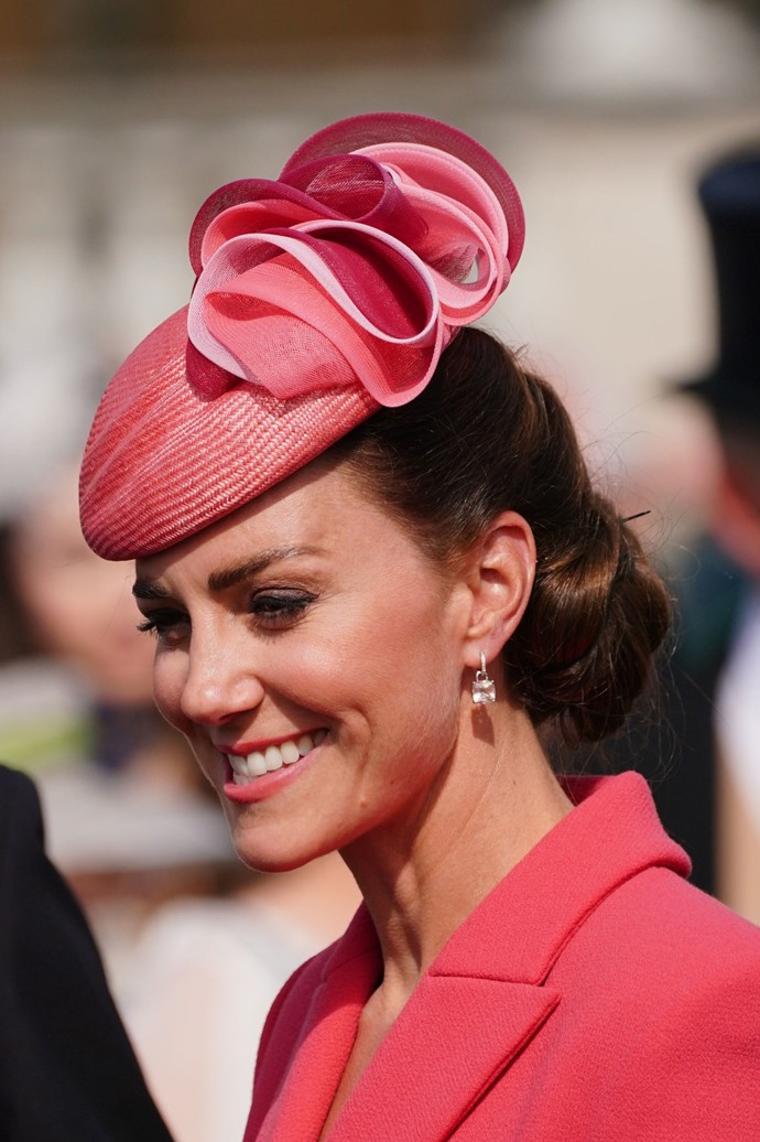 Kate Middleton v elegantních náušnicích KIKI McDonough Cushion Drop z bílého zlata s diamanty a bílým topazem v přepočtu za zhruba 40 000 Kč.