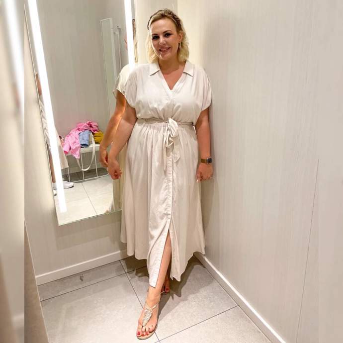 Bílé maxi košilové šaty. H&M, 749 Kč