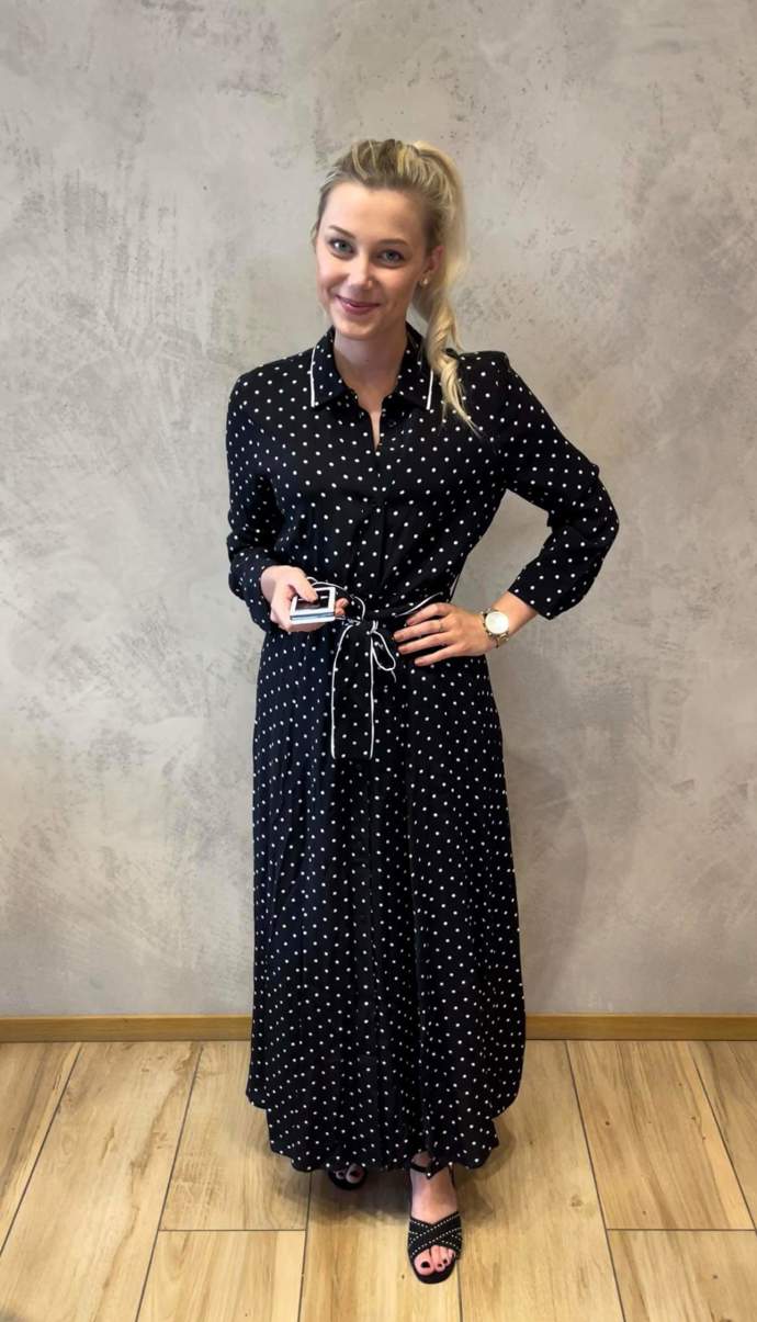 Redaktorka Dana v maxi šatech s bílými puntíky. PINKO, Fashion Arena Prague Outlet, 5250 Kč