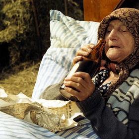 Když babička v jedné scéně odjela na posteli, byl pod ní ve skutečnosti schován člen štábu, který postel "řídil".