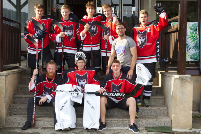 Smečka: David (Tomáš Dalecký) přichází do nové školy a hokejového týmu, kde se stává terčem šikany.