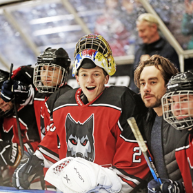 Hokej vypadá na první pohled fajn, je o soudržnosti, vytrvalosti a odvaze. Ale v zákulisí se někdy dějí věci, které s tím nemají nic společného.