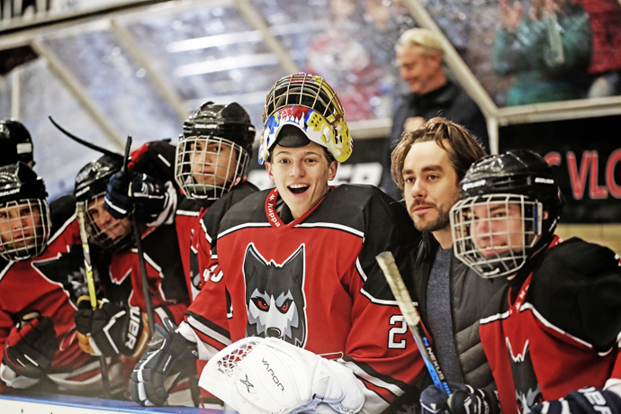 Hokej vypadá na první pohled fajn, je o soudržnosti, vytrvalosti a odvaze. Ale v zákulisí se někdy dějí věci, které s tím nemají nic společného.