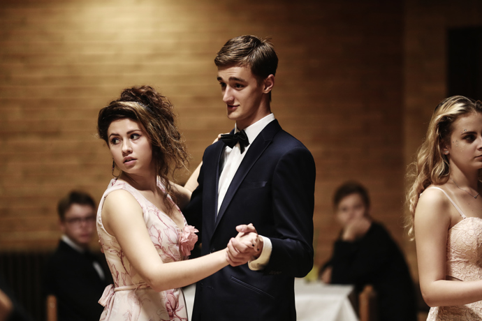 Život se neodehrává jenom na ledě, ale i ve společnosti, kde chrániče nahradí oblek s motýlkem.